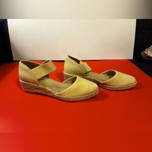 Life Stride Velocity 2.0 size 9 wide close toed  sandals